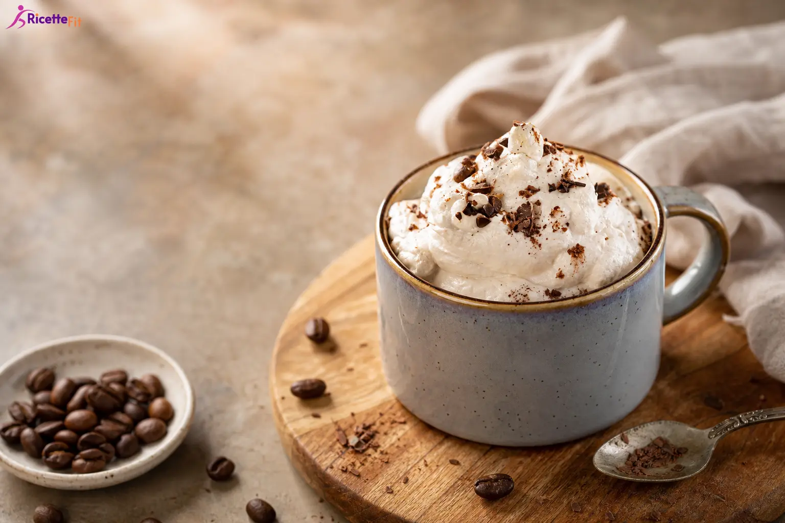 Crema al caffè fit in tazza con cacao e cioccolato fondente