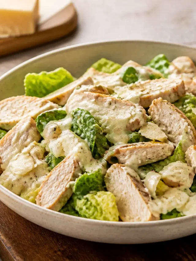Caesar salad fit con pollo grigliato, salsa allo yogurt e Parmigiano