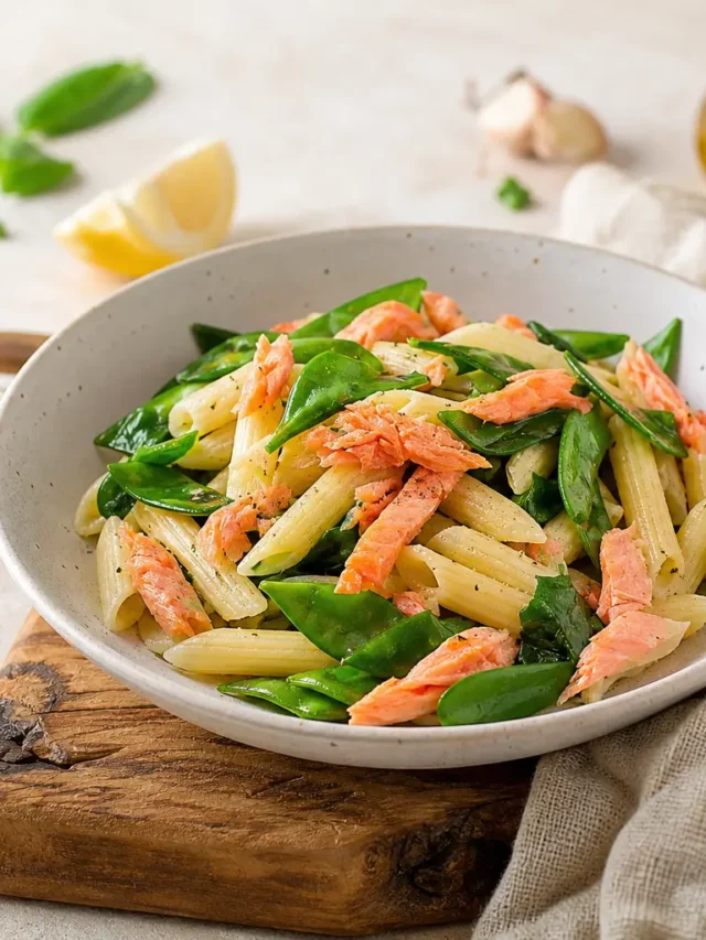 Penne con salmone affumicato, taccole e spinacino al limone