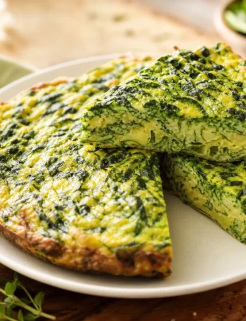 Frittata di albumi con spinaci e ricotta tagliata a fette
