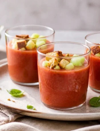 Gazpacho fit con cetriolo e crostini integrali servito in bicchieri