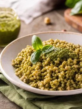 Insalata di farro con pesto di basilico e mandorle in piatto fondo