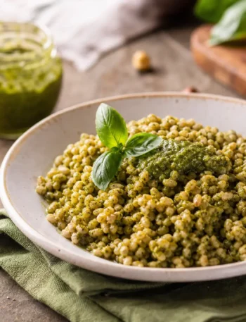 Insalata di farro con pesto di basilico e mandorle in piatto fondo
