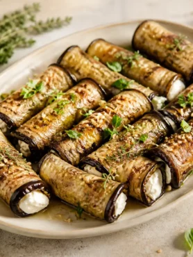 Involtini di melanzane grigliate con crema di ricotta, feta, basilico e pinoli
