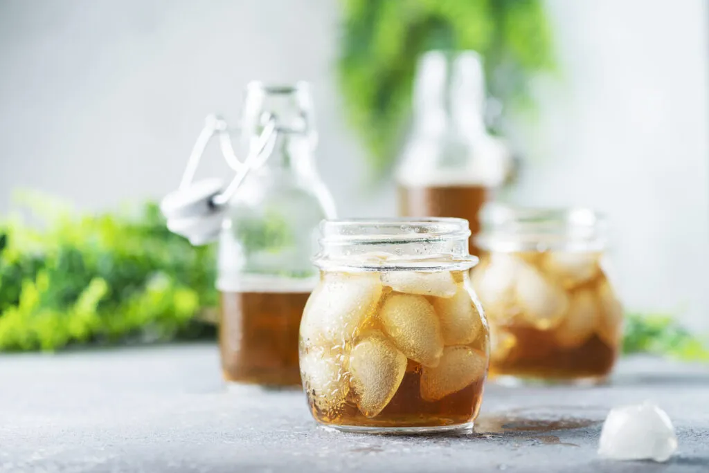 Kombucha fresco servito con ghiaccio, bevanda fermentata naturale ideale come alternativa alle bibite zuccherate