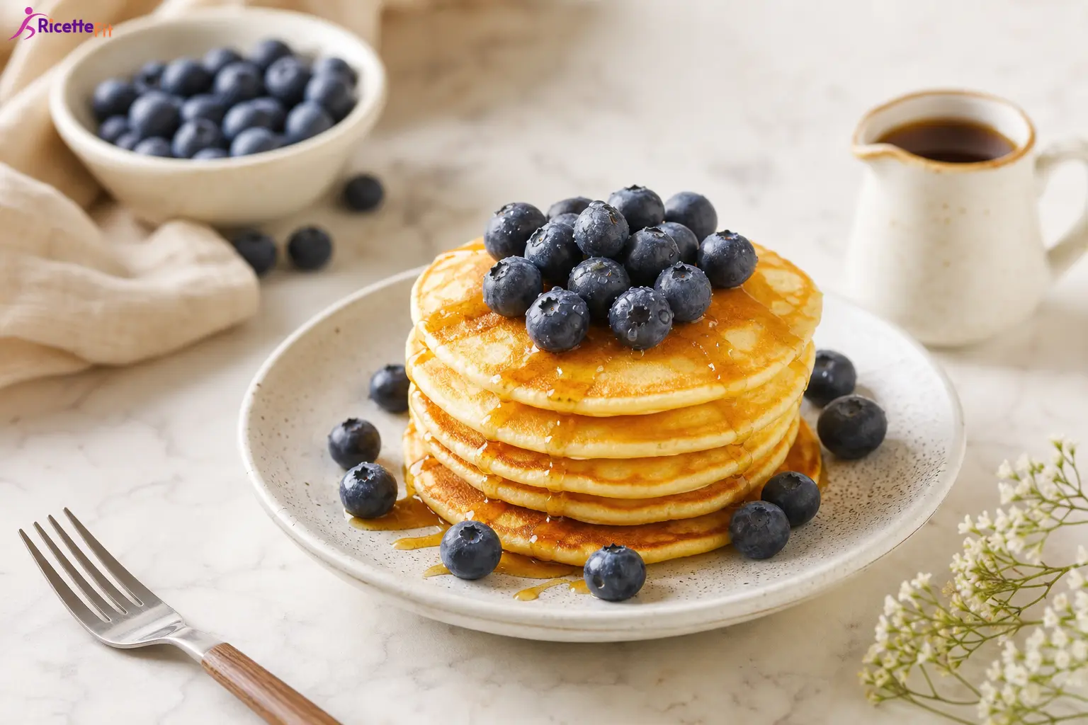 Pancakes fit con mirtilli freschi e sciroppo d'acero