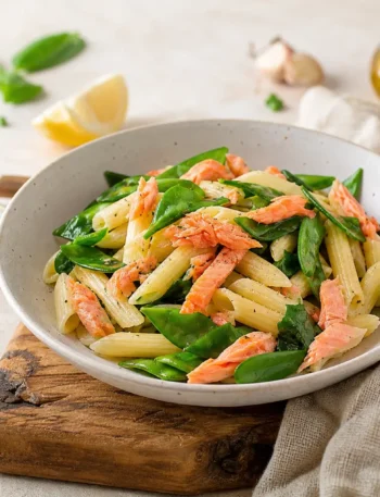 Penne con salmone affumicato, taccole e spinacino al limone