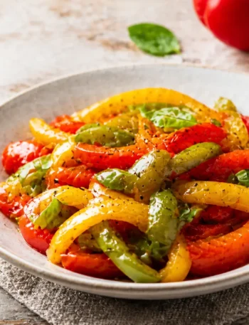 Peperonata piccante fit con peperoni colorati e basilico fresco