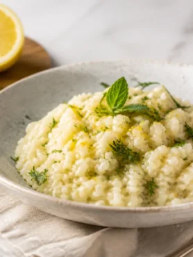 Risotto al basilico e limone cremoso con menta e scorza di limone