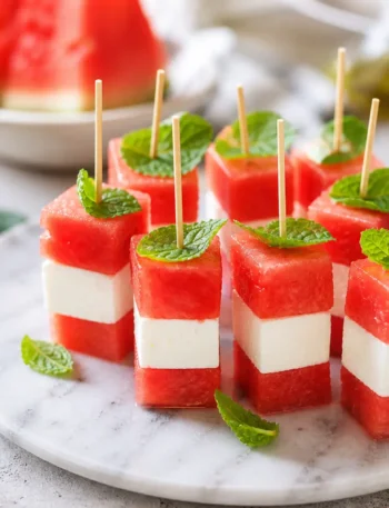 Spiedini di anguria, feta light e menta su piatto chiaro