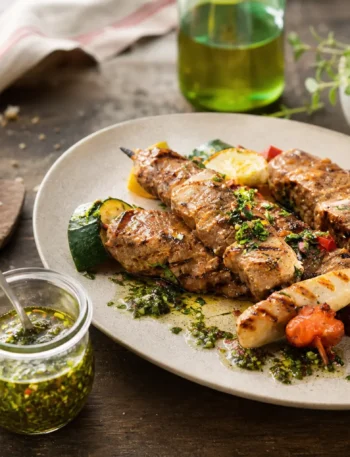 Spiedini di pollo e verdure con chimichurri leggero e limone grigliato