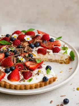 Torta alle bacche fit con crema allo yogurt greco, fragole, mirtilli, lamponi e cioccolato fondente