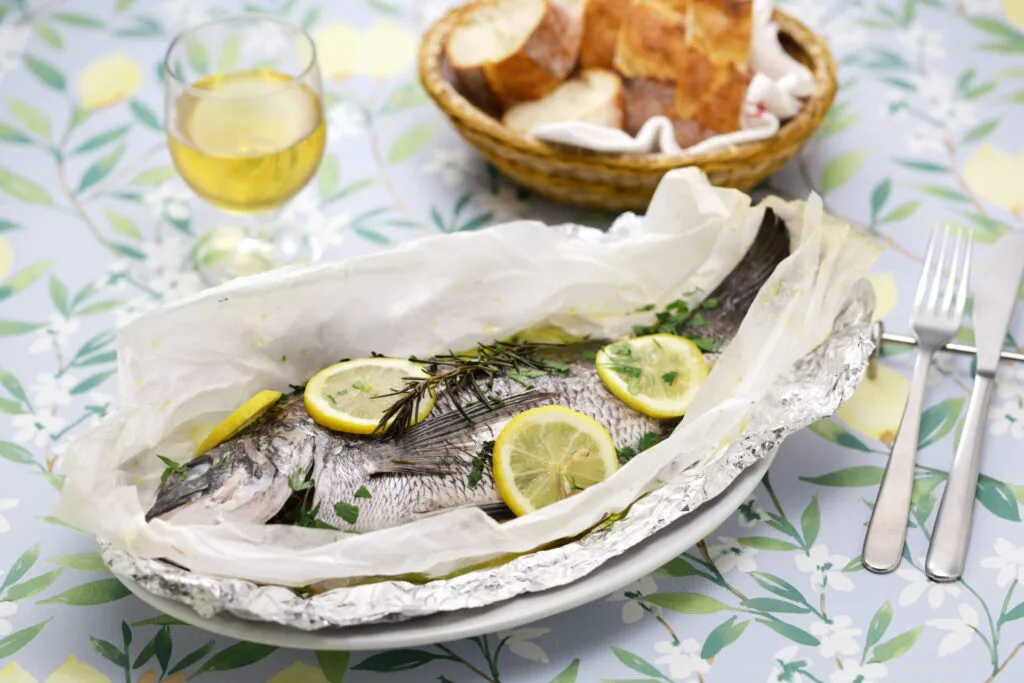 Orata al cartoccio aperta con limone e rosmarino