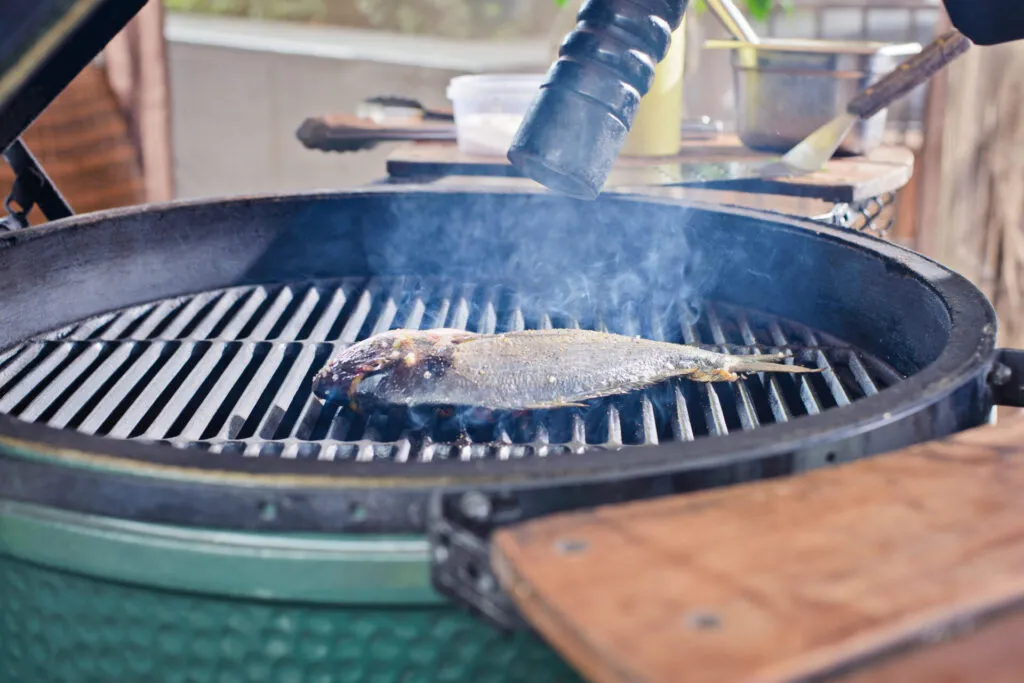 Pesce intero in cottura su un barbecue a carbone