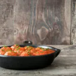Polpette fit al sugo di pomodoro con prezzemolo in padella di ghisa nera