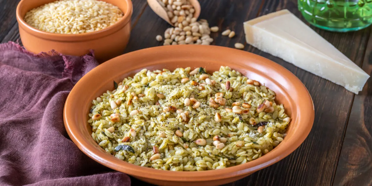 Piatto di orzo perlato condito con erbe aromatiche, pinoli tostati e formaggio grattugiato.