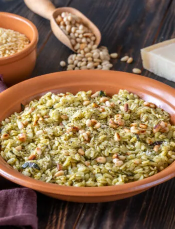 Piatto di orzo perlato condito con erbe aromatiche, pinoli tostati e formaggio grattugiato.