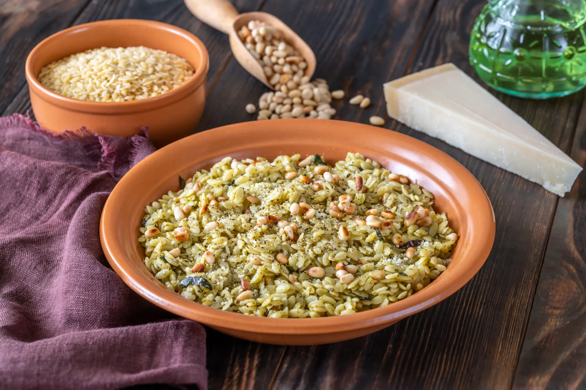 Piatto di orzo perlato condito con erbe aromatiche, pinoli tostati e formaggio grattugiato.