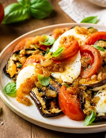 Carpaccio di melanzane grigliate con mozzarella, pomodori, basilico e peperoni