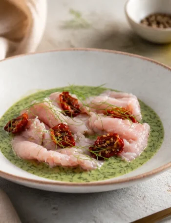 Carpaccio di vitello con salsa verde alle alici, finocchietto e pomodorini secchi