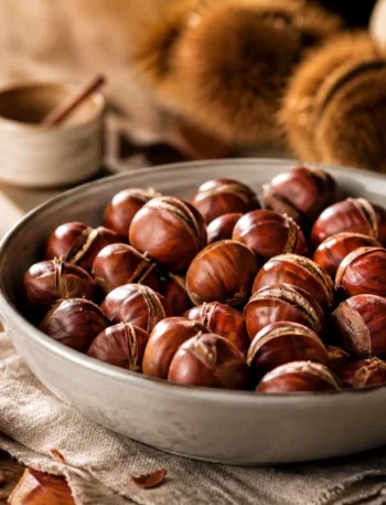 Castagne al forno morbide in ciotola, facili da sbucciare