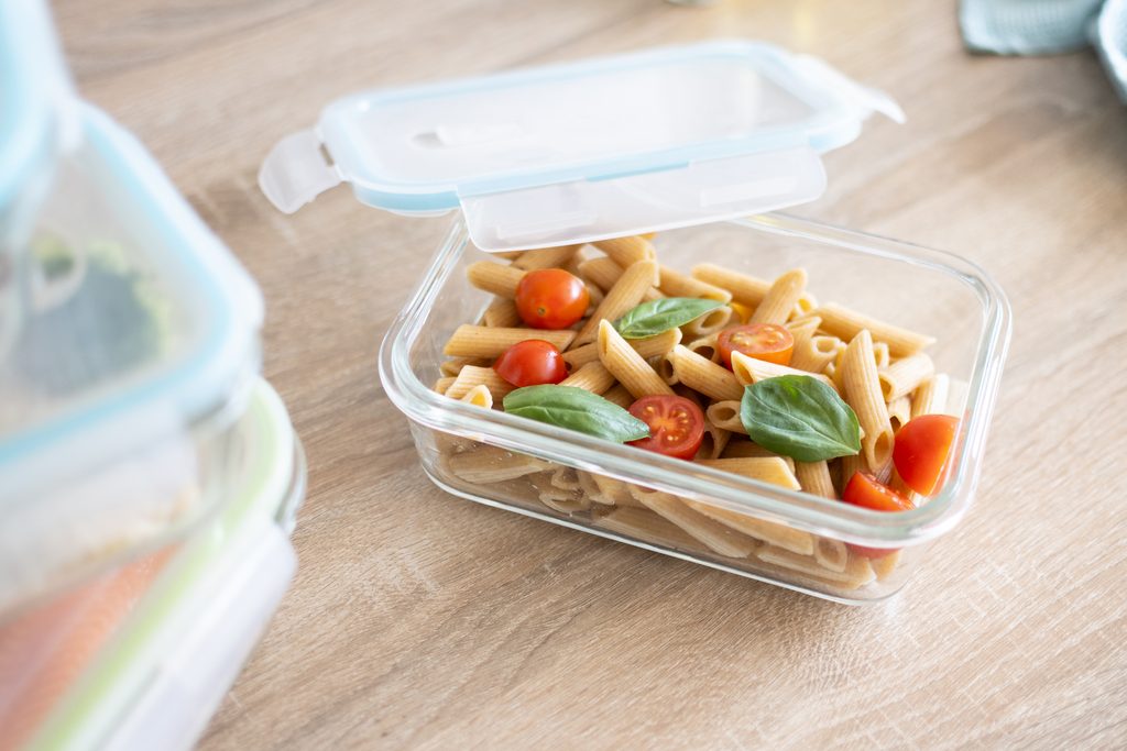 Pasta con pomodorini in contenitore di vetro ermetico