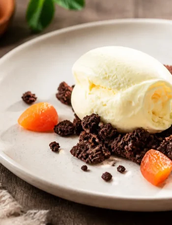 Gelato allo zenzero con crumble di cacao e pezzi di arancia