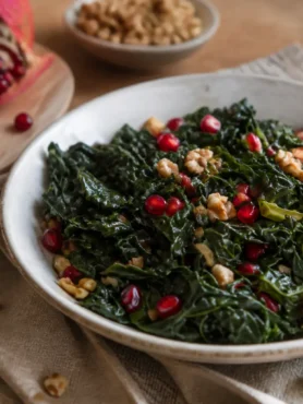 Insalata tiepida di cavolo nero con melagrana e noci in ciotola