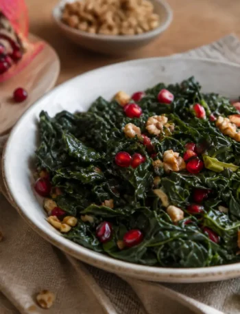 Insalata tiepida di cavolo nero con melagrana e noci in ciotola