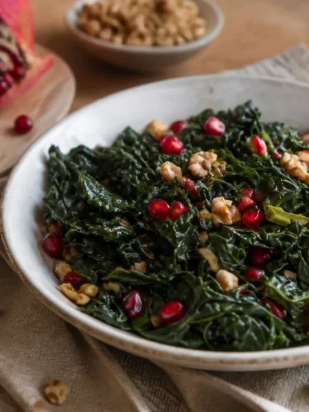 Insalata tiepida di cavolo nero con melagrana e noci in ciotola