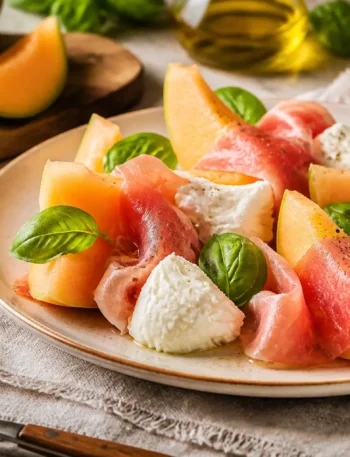 Prosciutto e melone con mozzarella, basilico fresco, olio extravergine e pepe nero