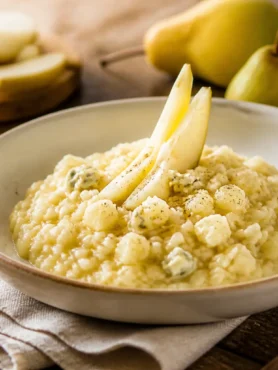 Risotto con pere e gorgonzola cremoso servito in piatto fondo