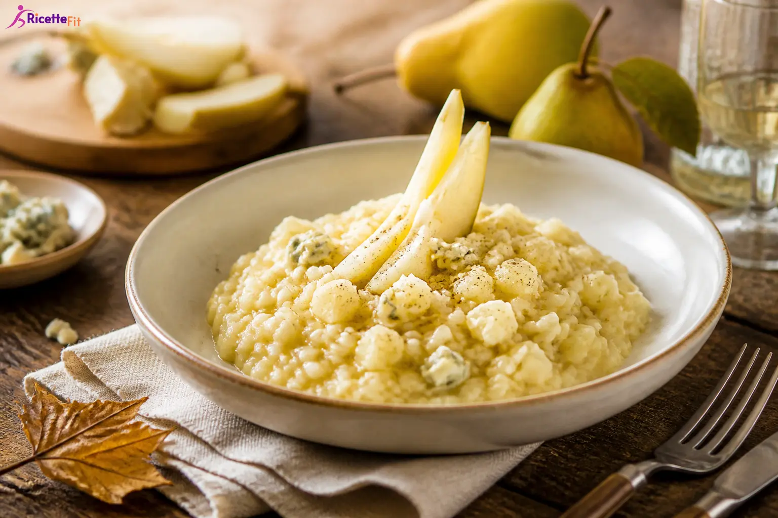 Risotto con pere e gorgonzola cremoso servito in piatto fondo