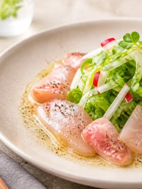 Sashimi all'italiana con pesce spada, triglia e insalata croccante