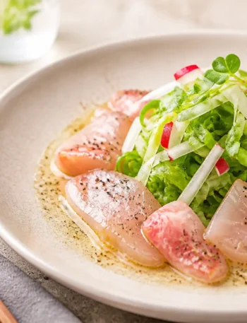 Sashimi all'italiana con pesce spada, triglia e insalata croccante