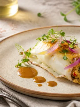 Seppie ripiene al forno con quinoa, cipolla rossa e salsa al limone