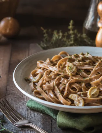Tagliatelle con farina di castagne ai funghi in piatto rustico