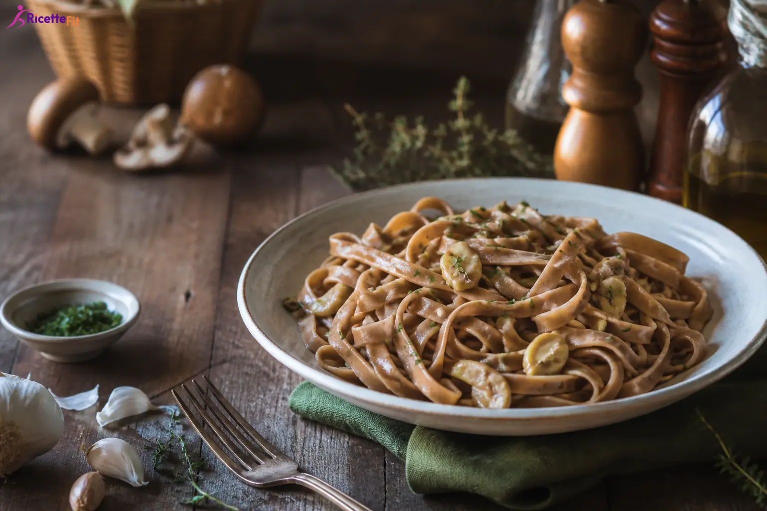Tagliatelle con farina di castagne ai funghi in piatto rustico