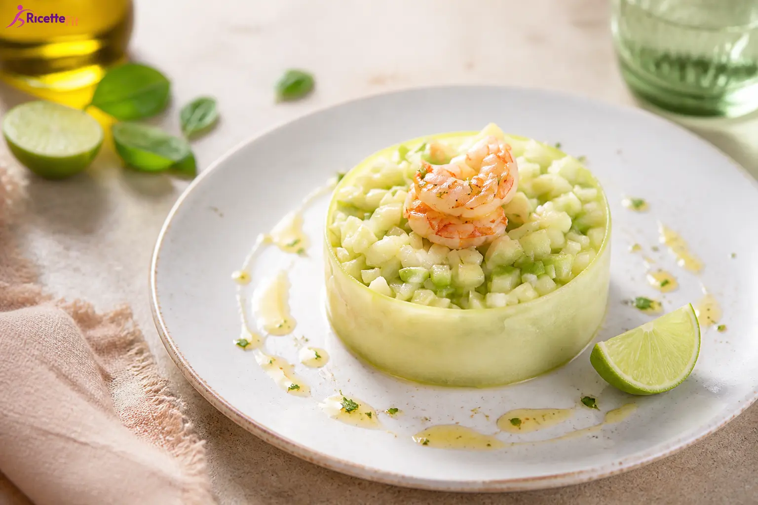 Tartare di cetrioli e avocado con gamberi al lime servita nel piatto