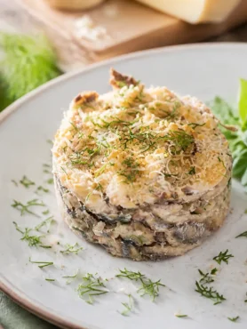 Tortino di alici con patate, pinoli e finocchietto servito con valerianella