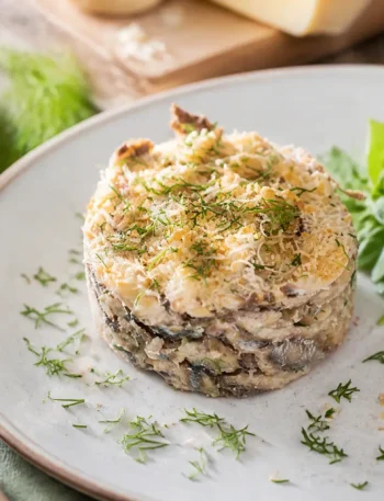 Tortino di alici con patate, pinoli e finocchietto servito con valerianella