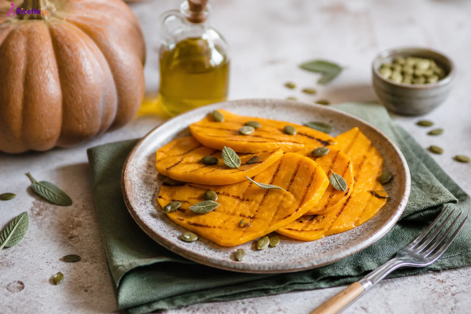 Zucca grigliata con salvia e semi di zucca nel piatto