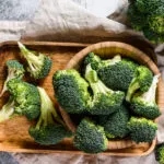 Cimette di broccolo fresco in una ciotola di legno