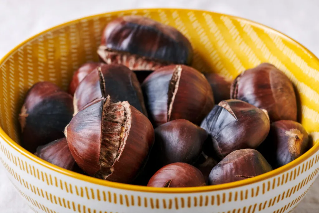 Castagne cotte con la buccia aperta lungo l'incisione