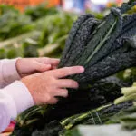 Mazzi di cavolo nero fresco su un banco del mercato