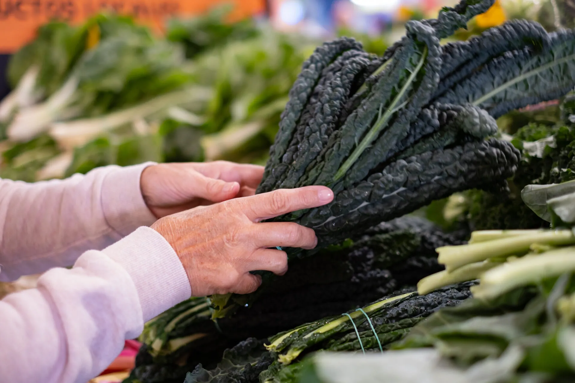 Mazzi di cavolo nero fresco su un banco del mercato
