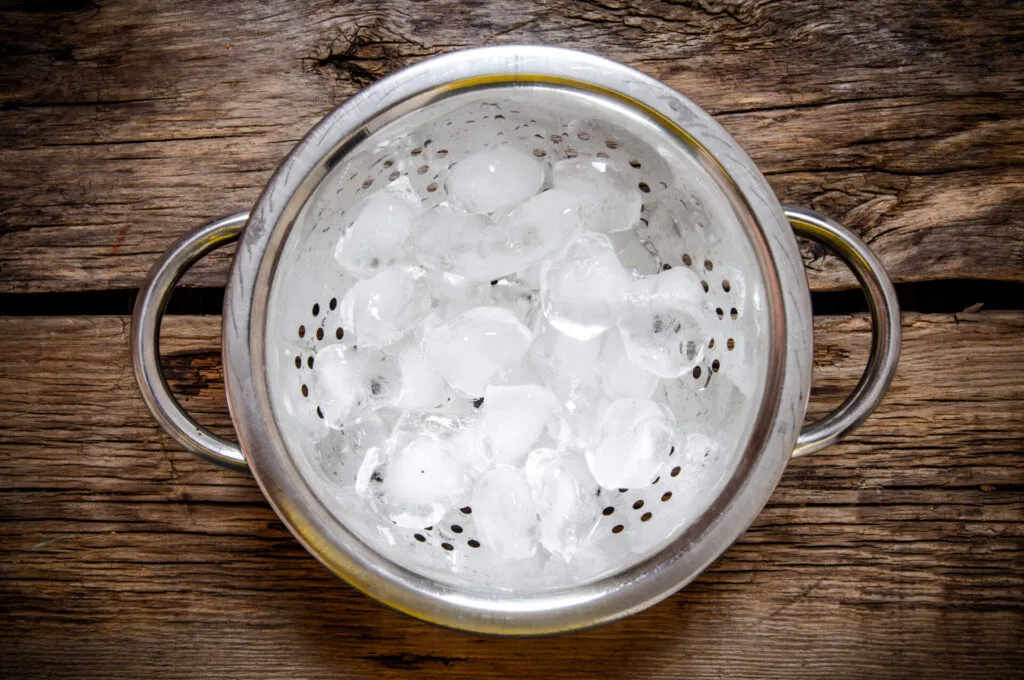 Ciotola di metallo piena di ghiaccio e acqua fredda
