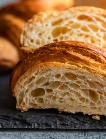 Cornetto tagliato a metà con gli strati e l'alveolatura ben visibili