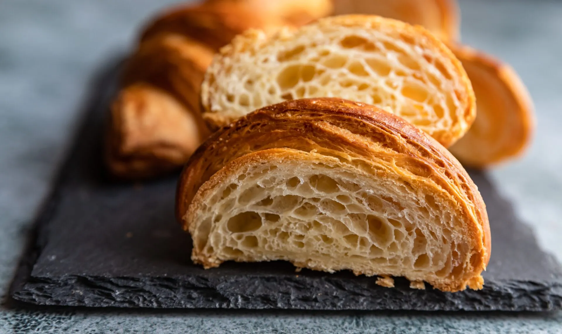 Cornetto tagliato a metà con gli strati e l'alveolatura ben visibili