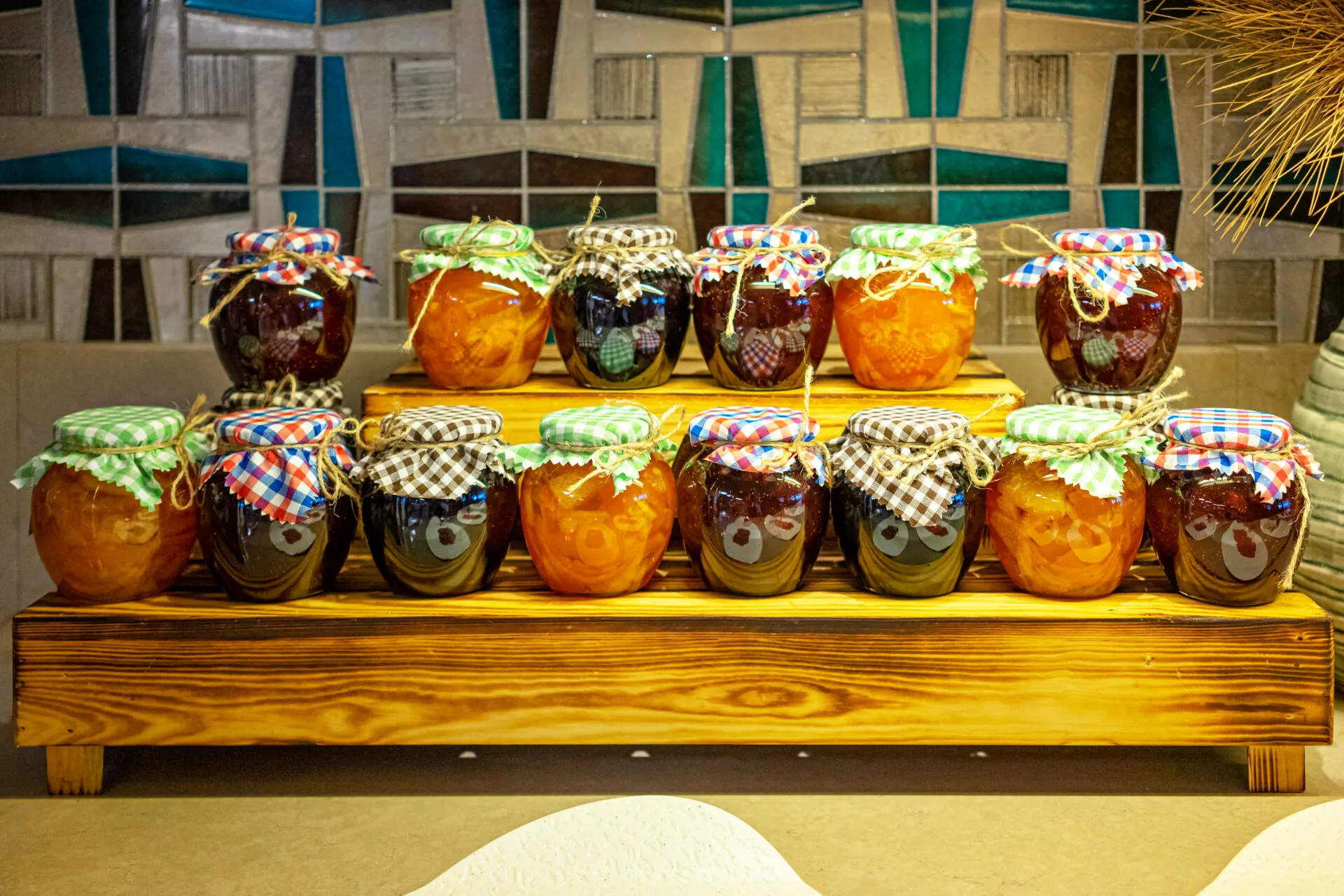 Vasetti di confetture di frutta diversa su un espositore di legno